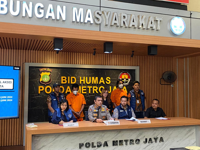 Pers rilis kasus ilegal akses dan hak cipta di Polda Metro Jaya pada Jumat (1/8). Foto: Dok. Istimewa