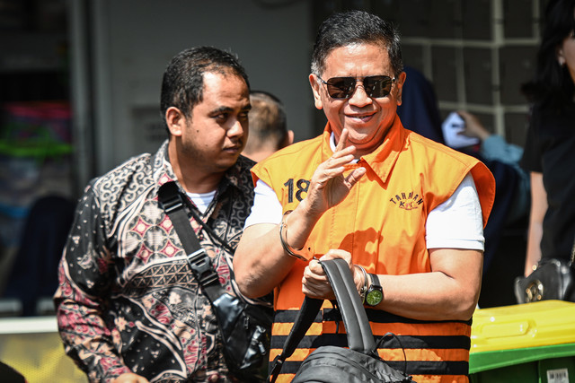 Terpidana kasus dugaan suap pergantian antarwaktu (PAW) untuk anggota DPR Harun Masiku dan perintangan penyidikan, Hasto Kristiyanto melambaikan tangan setibanya di Rumah Tahanan Kelas 1 Jakarta Timur Cabang Rutan KPK, Jakarta, Jumat (1/8). Foto: ANTARA FOTO/Sulthony Hasanuddin