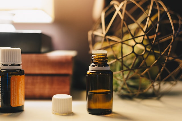 Cara membasmi rayap kayu secara alami. Foto adalah essential oil. Sumber foto: Unsplash/Kelly Sikkema