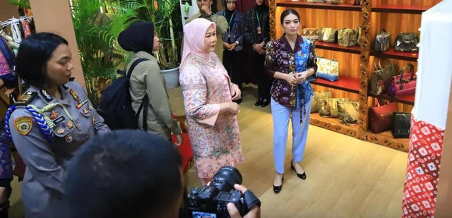 Ketua Umum Dekranas RI, Selvi Ananda Gibran Rakabuming Raka saat melihat kerajinan khas Sumsel di Kriya Sriwijaya didampingi Ketua Dekranasda Sumsel, Febrita Lustia Herman Deru. Foto : Dok Humas Pemprov Sumsel
