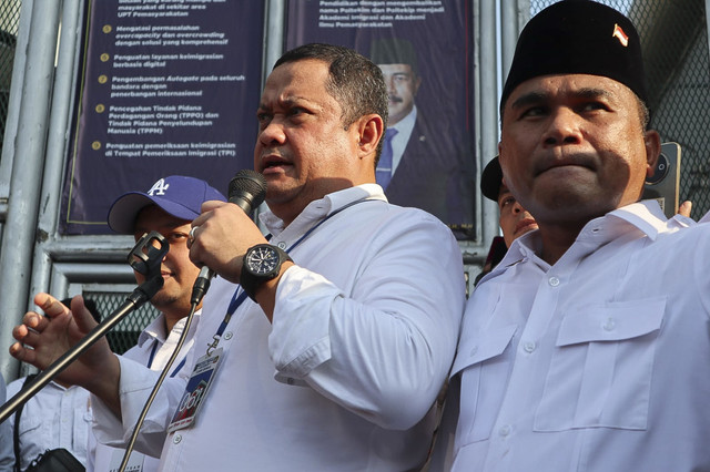 Kuasa hukum Thomas Lembong, Ari Yusuf Amir menjawab pertanyaan wartawan saat sesi konferensi pers terkait pembebasan terdakwa kasus dugaan korupsi impor gula Tom Lembong di  Lembaga Pemasyarakatan (Lapas) Kelas I Cipinang, Jakarta, Jumat (1/8/2025). Foto: Febria Adha Larasati/kumparan