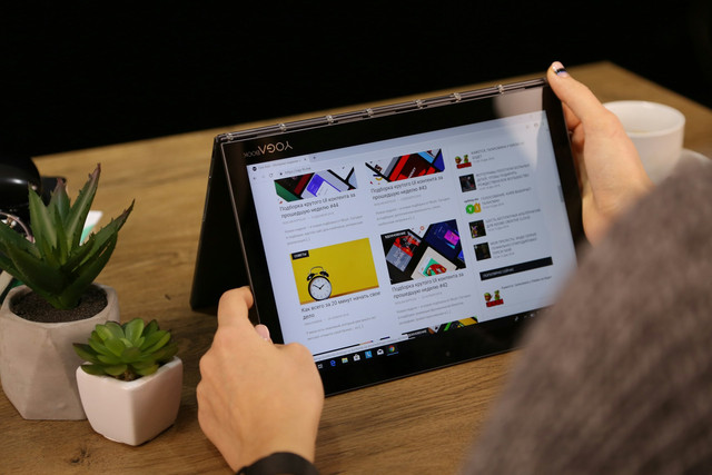 Ilustrasi kelebihan laptop layar sentuh. Foto: Unsplash