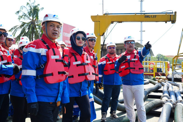Tiga komisaris baru PT Pertamina Patra Niaga sidak ke Integrated Terminal (IT) Pangkal Balam, Bangka Belitung, Rabu (30/7/2025). Foto: Pertamina Patra Niaga