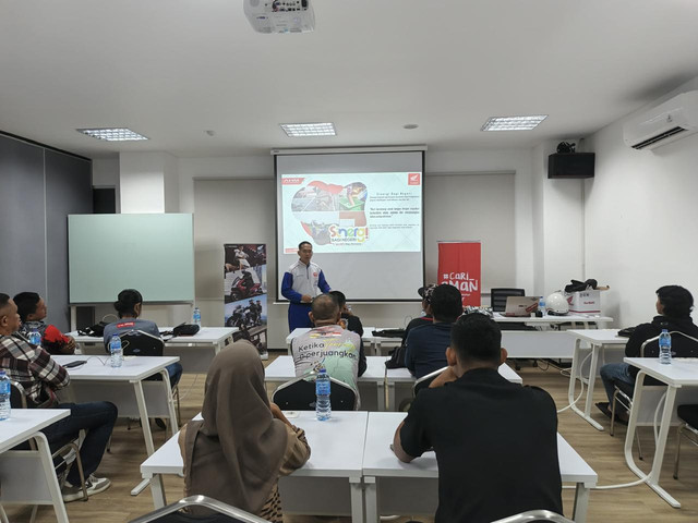 Asmo Kalbar memberikan edukasi bagi komunitas. Foto: Dok. Asmo Kalbar