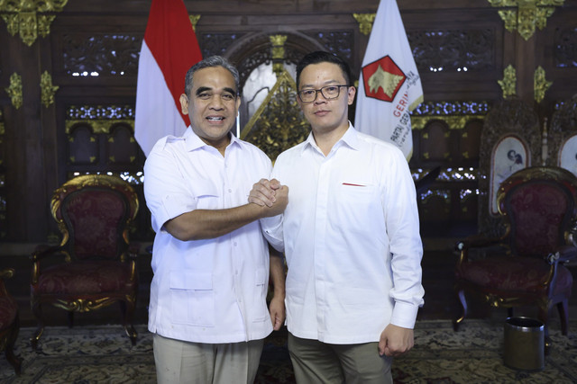 Ahmad Muzani (kiri) berjabat tangan dengan Sugiono. Foto: Dok. Gerindra