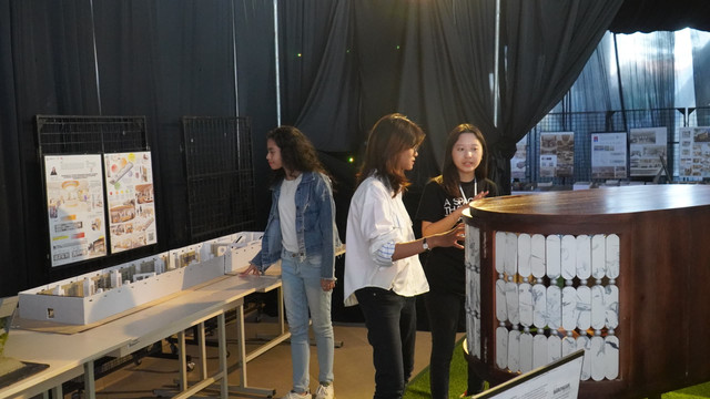 Suasana beberapa pengunjung menikmati pameran INDEX dengan tema "Synced" di Kampus PCU.