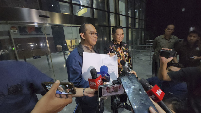 Direktur Jenderal Administrasi Hukum Umum (Dirjen AHU) Kementerian Hukum, Widodo membawa Keputusan Presiden untuk Amnesti Hasto ke Gedung Merah Putih KPK, Jakarta Selatan, Jumat (1/8/2025). Foto: Nasywa Athifah/kumparan