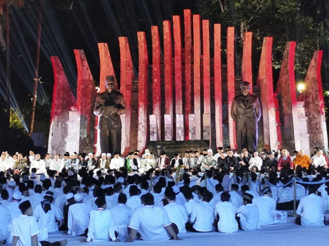 Suasana doa kebangsaan sebagai rangkaian HUT Ke-80 RI di Tugu Proklamasi, Jakarta, Jumat (1/8/2025). Foto: Luthfi Humam/kumparan