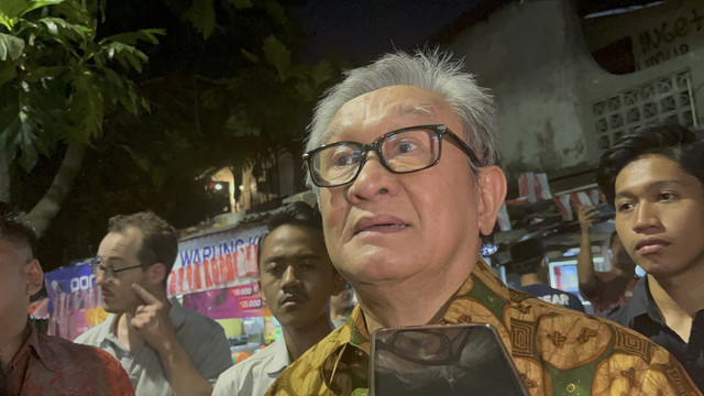 Pengacara Sekjen PDIP Hasto Kristiyanto, Maqdir Ismail, saat menjemput Hasto di Rutan KPK, Gedung Merah Putih, Jakarta Selatan, Jumat (1/8/2025). Foto: Nasywa Athifah/kumparan