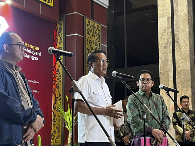 Menteri Hukum Supratman Andi Agtas menyampaikan keterangan pers terkait Pemberian Abolisi dan Amnesti di kementerian Hukum, Jakarta, Jumat (1/8/2025). Foto: Rayyan Farhansyah/kumparan