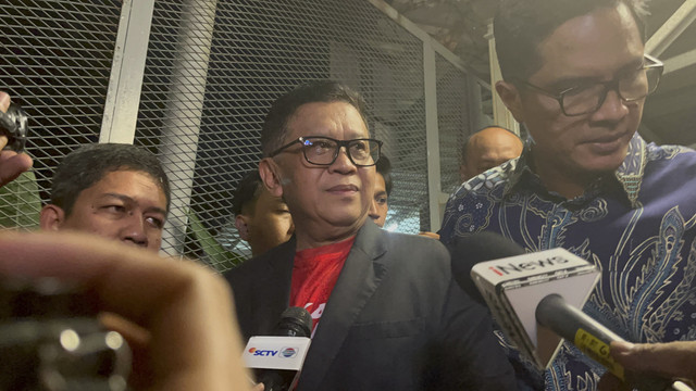 Sekretaris Jenderal PDIP Hasto Kristiyanto resmi bebas dari Rutan KPK di Gedung Merah Putih, Jakarta Selatan, Jumat (1/8/2025). Foto: Nasywa Athifah/kumparan