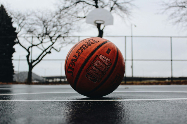 Ilustrasi Skor yang Diperoleh Jika Melakukan Tembakan dari Luar Area Pertahanan Lawan dalam Bola Basket adalah, Sumber Unsplash TJ Dragotta
