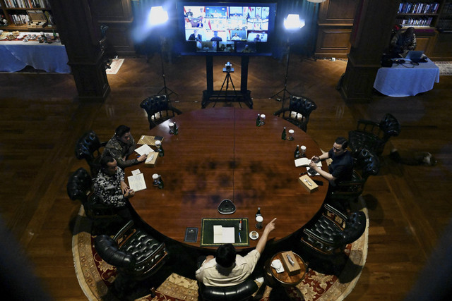 Presiden Prabowo Subianto memimpin ratas secara hybrid dari kediamannya di Hambalang, Bogor pada Jumat (1/8/2025). Foto: Cahyo - Biro Pers Sekretariat Presiden