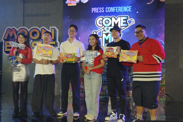 Katria Arintya, Head of Marketing Food WINGS Group, Pradikta Wicaksono, WD Willy, Ferry Woketoon, dan Willy Winarko, dalam acara konferensi pers Mie Sedaap Come See Mie Festival 2025 yang digelar di Kiara Artha Park, Bandung, Jumat (1/8/2025). Foto: Ela Nurlaela/kumparan