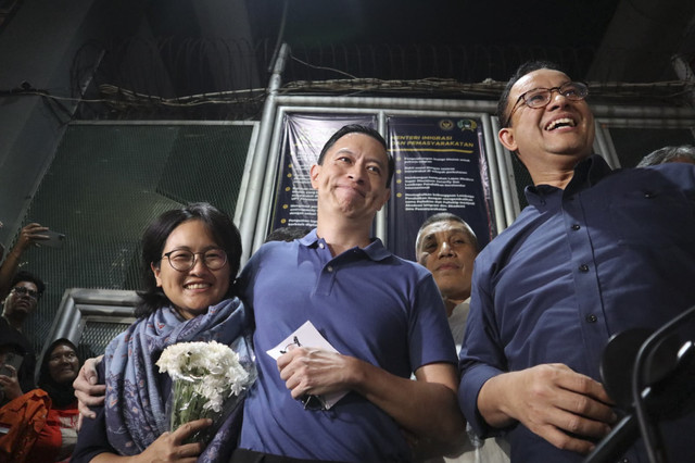 Terdakwa kasus dugaan korupsi impor gula Thomas Lembong didampingi oleh istri Franciska Wiharjda dan Gubernur DKI Jakarta periode 2017-2022 Anies Baswedan di Lembaga Pemasyarakatan (Lapas) Kelas I Cipinang, Jakarta, Jumat (1/8/2025). Foto: Febria Adha Larasati/kumparan