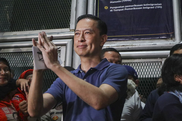 Terdakwa kasus dugaan korupsi impor gula Thomas Lembong menyapa awak media usai dinyatakan bebas di Lembaga Pemasyarakatan (Lapas) Kelas I Cipinang, Jakarta, Jumat (1/8/2025). Foto: Febria Adha Larasati/kumparan