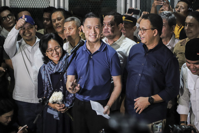 Terdakwa kasus dugaan korupsi impor gula Thomas Lembong bersiap menyampaikan keterangan pers didampingi oleh istri Franciska Wiharjda dan Gubernur DKI Jakarta periode 2017-2022 Anies Baswedan di Lapas Kelas I Cipinang, Jakarta, Jumat (1/8/2025). Foto: Iqbal Firdaus/kumparan