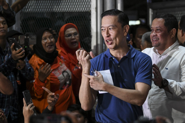 Mantan Menteri Perdagangan Thomas Trikasih Lembong atau Tom Lembong menunjukan tangannya tidak terikat borgol saat keluar dari Rutan Cipinang, Jakarta, Jumat (1/8/2025). Foto: Hafidz Mubarak A/ANTARA FOTO