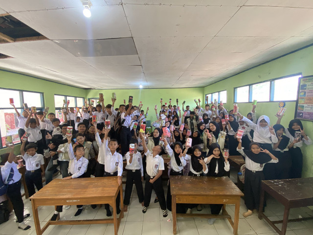 Dokumentasi Kegiatan Sosialisasi Literasi Keuangan dan Pentingnya Menabung oleh Tim PkM Desa Cijayanti di SDN Cijayanti 06.
