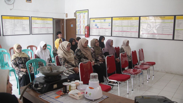 Ibu PKK Desa Cihamerang mendengarkan pemaparan materi yang disampaikan oleh mahasiswa KKNT IPB University