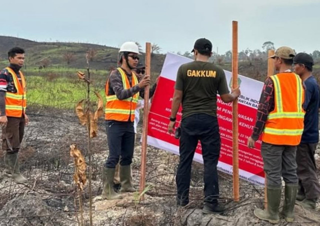 Petugas Gakkum Kehutanan saat melakukan penyegelan terhadap lahan konsesi milik perusahaan yang terbakar. Foto: Dok. Instagram @gakkum_kehutanan