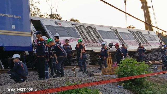 Proses evakuasi KA Agro Bromo Anggrek telah selesai dilakukan oleh pihak Daop 3 Cirebon dengan memakan waktu sekitar 7 jam. Sabtu(2/8/2025) pagi. Foto: Dok. Istimewa