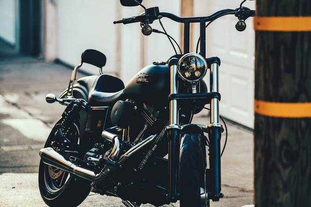 Ilustrasi perbedaan motor 2 tak dan 4 tak. Foto: Unsplash/ Austin Neill