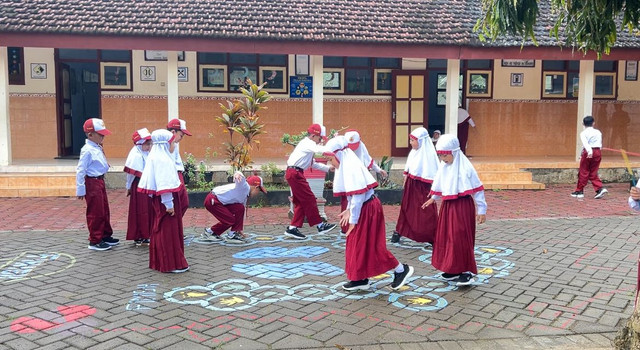 Lapangan SDN 1 Widoro Kini Tampil Ceria Berkat Program KKN Mahasiswa UM (1)
