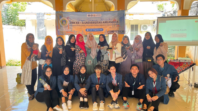 Dokumentasi program kerja pembuatan lilin aromaterapi oleh mahasiswa BBK 6 KKN UNAIR desa Asempapak
