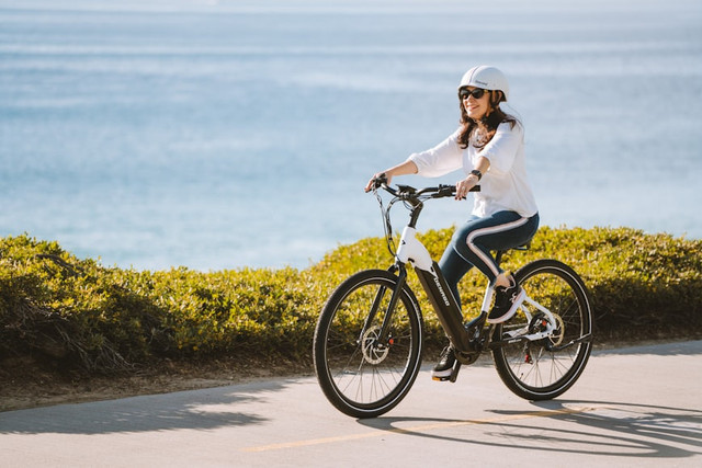 Ilustrasi rekomendasi helm sepeda listrik. Foto: Unsplash/ Denago eBikes