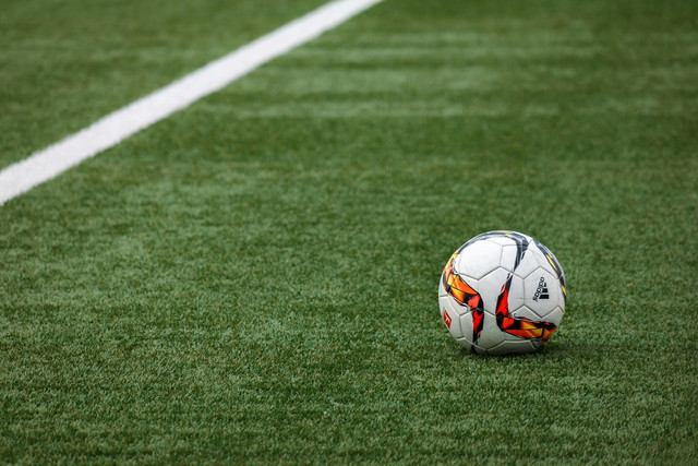 Foto dibuat oleh: Pixabay, https://www.pexels.com/id-id/foto/bola-sepak-adidas-putih-di-atas-rumput-274506/