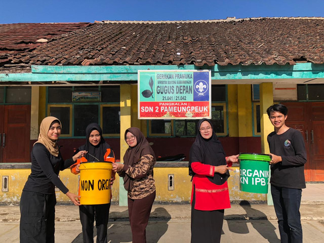 Penyerahan tempat sampah organik dan non organik dari tim KKN IPB kepada guru SDN Pameungpeuk 