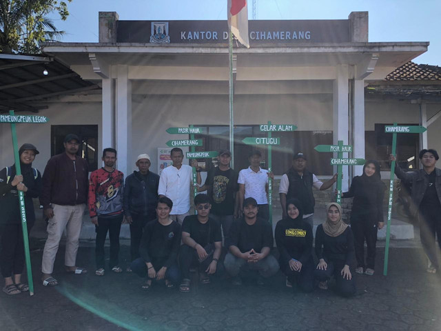 Penyerahan plang penunjuk jalan dari Tim KKN IPB University untuk Desa Cihamerang