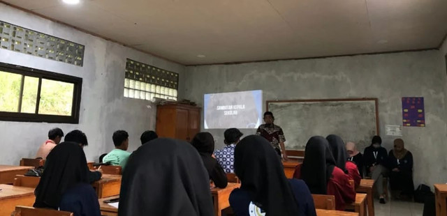 Penyampaian Materi oleh Tim KKN IPB University kepada siswa kelas 12 