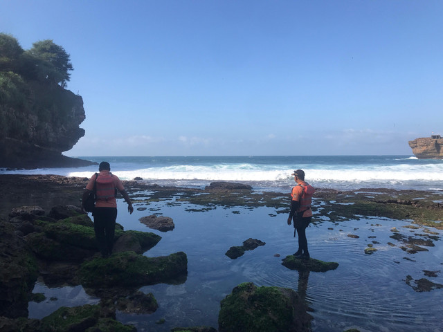 Tim SAR Gabungan mencari Azka Nurfadillah (28 tahun) perempuan asal Pondok Ranggon, Jakarta Timur, yang hilang di sekitar Pantai Siung, Kabupaten Gunungkidul, sejak Minggu (27/7) lalu. Foto: Dok. Satlinmas Rescue Istimewa Wilayah Operasi I