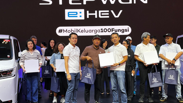 Momen penyerahan Honda Step WGN e:HEV kepada 20 konsumen pertama. Foto: Syahrul Ghiffari/kumparan