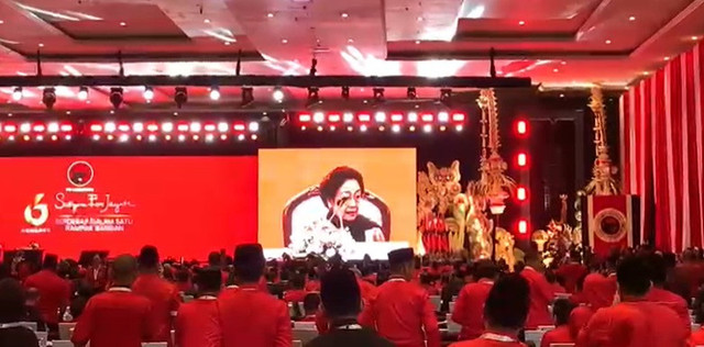 Suasana Kongres PDIP usai Hasto Kristiyanto tiba-tiba hadir di sela-sela acara, Bali, Sabtu (2/8). Foto: Paulina Herasmaranindar/kumparan