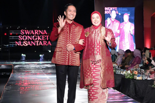 Dewi Sastrani bersama suaminya Wali Kota Palembang, Ratu Dewa. (ist)
