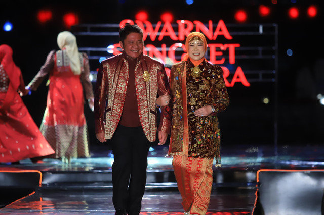 Gubernur Sumsel Herman Deru bersama sang istri Feby Deru saat tampil di malam pembukaan Swarna Songket Nusantara 2025 yang digelar megah di pelataran Benteng Kuto Besak (BKB), Jumat malam (1/8/2025). Foto : Humas Pemprov Sumsel