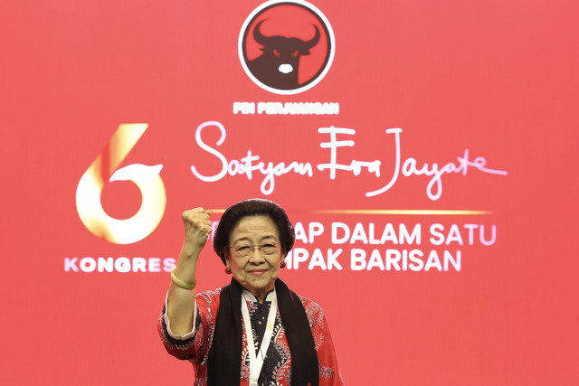 Ketua Umum DPP PDI Perjuangan (PDIP) Megawati Soekarnoputri mengepalkan tangannya seusai Kongres ke-6 PDI Perjuangan di Bali Nusa Dua Convention Center (BNDCC), Nusa Dua, Badung, Bali, Sabtu (2/8/2025). Foto: ANTARA FOTO/Monang Sinaga