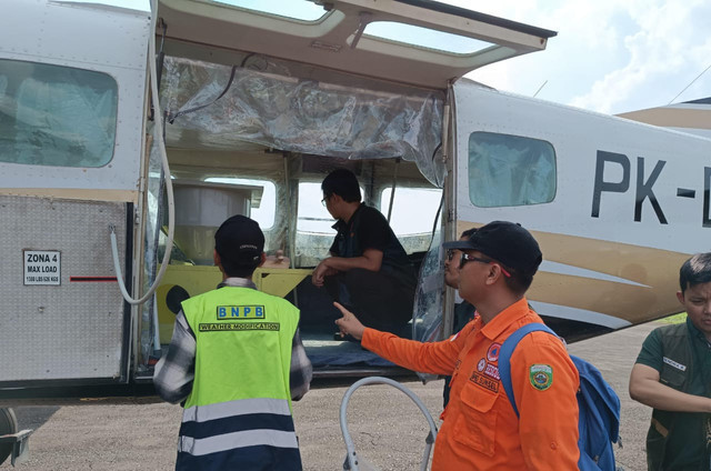 Tim BNPB bersama BPBD Sumsel melakukan persiapan melakukan OMC di Sumsel. Foto : Dok. BPBD Sumsel