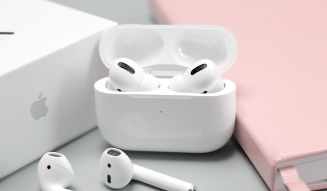 Ilustrasi perbandingan AirPods Pro 2 vs AirPods 4. Sumber: Unplash/Daniel Romero 