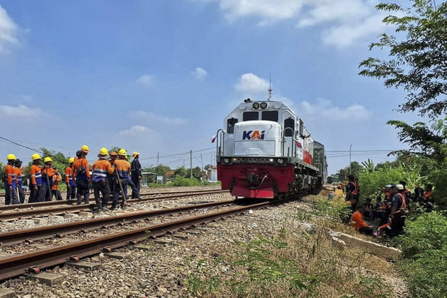 KA Argo Lawu dengan kecepatan 10 km/jam saat melintasi rel yang telah diperbaiki karena sehari sebelumnya KA Argo Bromo mengalami anjlok, Sabtu (2/8/2025). Foto: kumparan