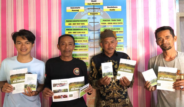 Penyerahan secara simbolik kepada ketua gapoktan dan jajarannya dalam bentuk leaflet dan buku saku