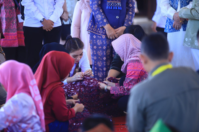 Ketua Dekranas RI, Selvi Ananda didampingi Ketua Dekranasda Sumsel Feby Lustia, saat melihat dan mencoba membuat kain jumputan di Sentra Jumputan di Galeri Kain Tuan Palembang. Foto : Humas Pemprov Sumsel