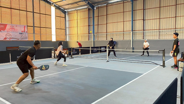Mencoba Olahraga Pickleball di Kawasan Vigor Sport Center Pontianak