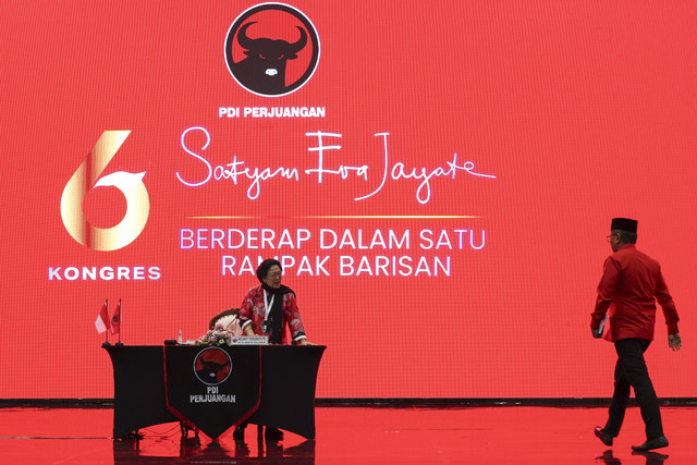 Ketua Umum DPP PDIP Megawati Soekarnoputri menyambut kehadiran Sekretaris Jenderal PDIP periode 2019-2025 Hasto Kristiyanto jelang penutupan Kongres ke-6 PDI Perjuangan di Bali Nusa Dua Convention Center (BNDCC), Bali, Sabtu (2/8/2025). Foto: Monang Sinaga/Antara Foto