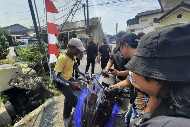 Sebanyak tujuh orang debt collector atau dikenal dengan sebutan 'mata elang' (matel) terjaring razia Operasi Pekat 2025. di Depok, Jawa Barat. Foto: Dok. Polres Depok