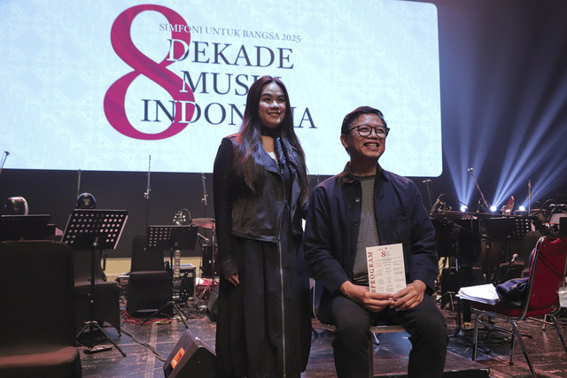 Kondektur Simfoni Untuk Bangsa Avip Priatna dan Karen menyampaikan keterangan kepada awak media saat sesi konferensi pers konser Simfoni Untuk Bangsa 2025 di Taman Ismail Marzuki, Jakarta, Sabtu (2/8/2025).  Foto: Iqbal Firdaus/kumparan