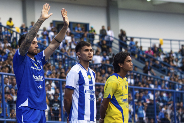 Pesepak bola Persib Bandung Marc Klok (kiri), Rezaldi Hehanussa (tengah) dan Zalnando (kanan) menyapa suporter saat Peluncuran Jersi Tim Persib Bandung Pesta Biru di Stadion Gelora Bandung Lautan Api (GBLA), Bandung, Jawa Barat, Sabtu (2/8/2025). Foto: Novrian Arbi/ANTARA FOTO